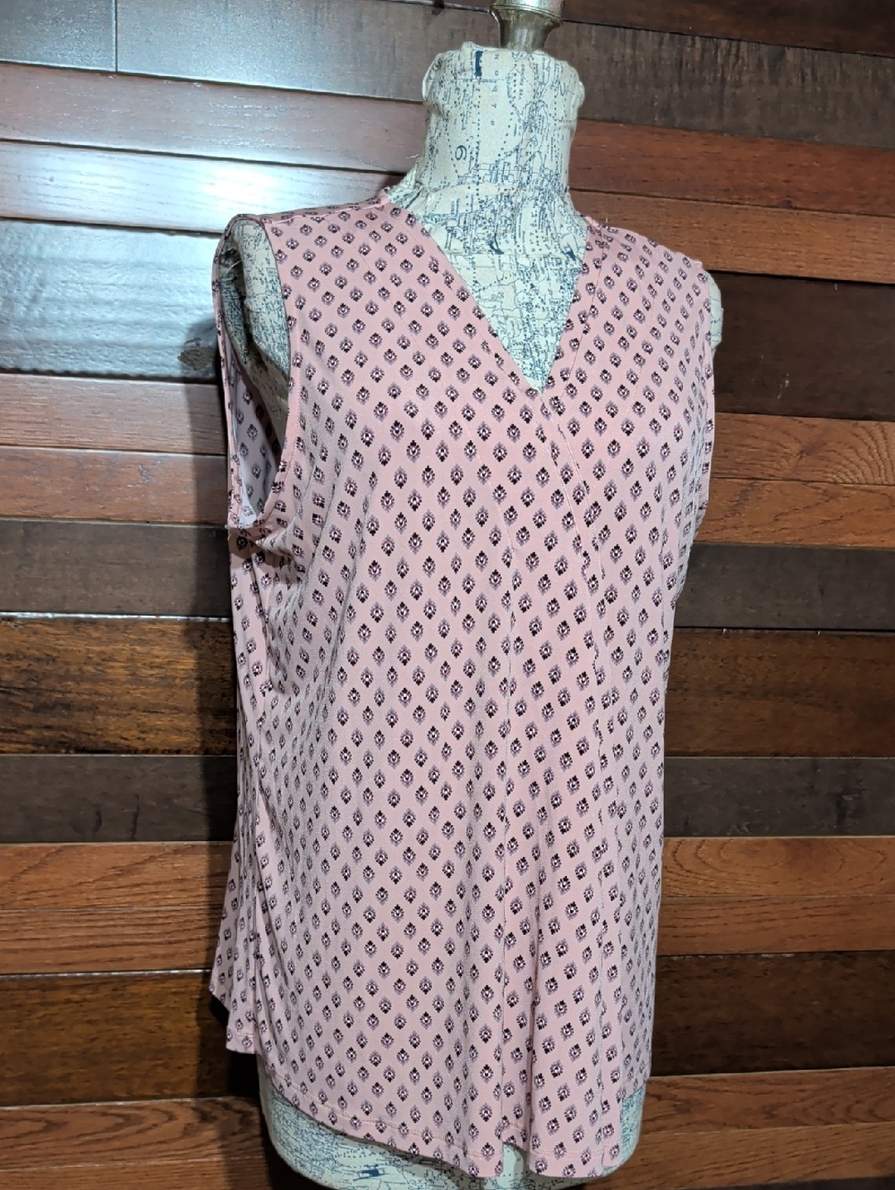 croft & barrow Pink Printed V-Neck Sleeveless Blouse - Picture 2 of 9